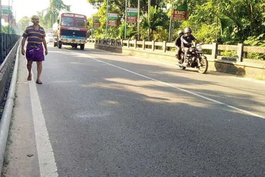 ശബരിമല തീർഥാടനം: അപകടം ഒഴിവാക്കാൻ പന്തളം വലിയപാലത്തിൽ നടപ്പാലം വേണമെന്ന് പന്തളം കൊട്ടാരം