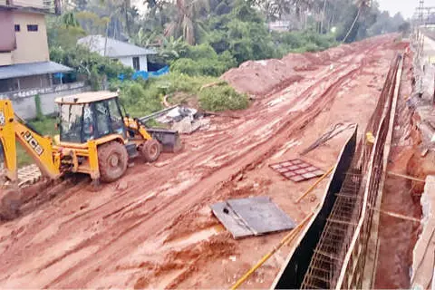 പൂഴിക്കുഴമ്പിൽ കാൽവഴുതിവീണും കറങ്ങിമടുത്തും തീവണ്ടിയാത്രക്കാർ