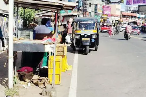 തീരാദുരിതം: അധികൃതർ കാണുന്നില്ലേ... നടപ്പാത കൈയേറ്റം