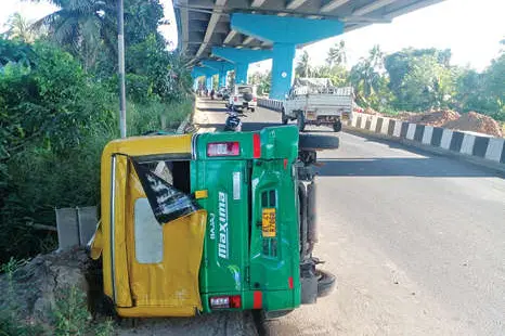 കാറിടിച്ച് ഓട്ടോറിക്ഷ മറിഞ്ഞു: ഡ്രൈവറടക്കം മൂന്നുപേർക്ക് പരിക്ക് മറ്റൊരിടത്ത് അപകടത്തിൽ ബൈക്ക് തകർന്നു