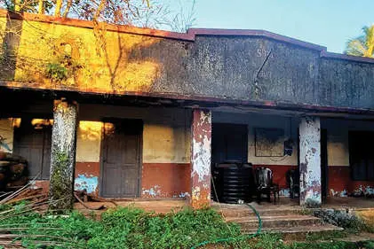 പഴയ കെട്ടിടം പൊളിച്ചു നീക്കുന്നു