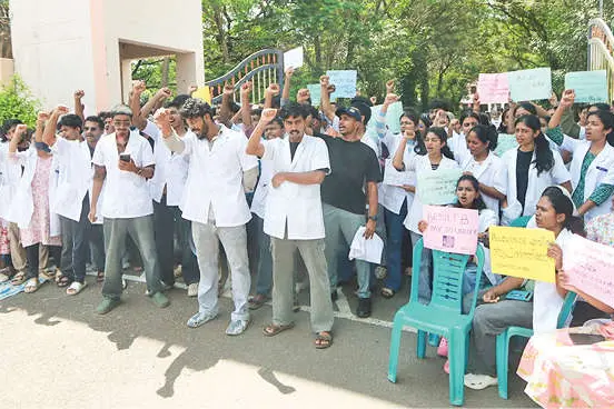 വെറ്ററിനറി സർവകലാശാലയിൽ കുടിൽ കെട്ടി സമരം