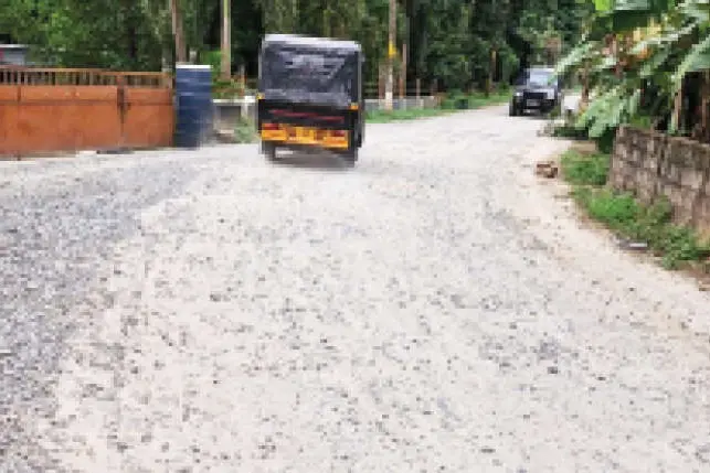 അഞ്ചുവർഷമായിട്ടും പൂർത്തിയാവാതെ കള്ളപ്പാടി-കുണ്ടുവംപാടം-കടമ്പഴിപ്പുറം റോഡ്