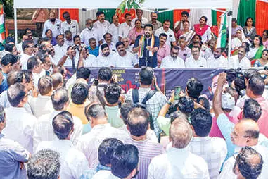 മുഖ്യതിരഞ്ഞെടുപ്പ് കമ്മിഷണർ ജനാധിപത്യത്തെ കൊലചെയ്ത രാജ്യദ്രോഹി -ഷാഫി പറമ്പിൽ