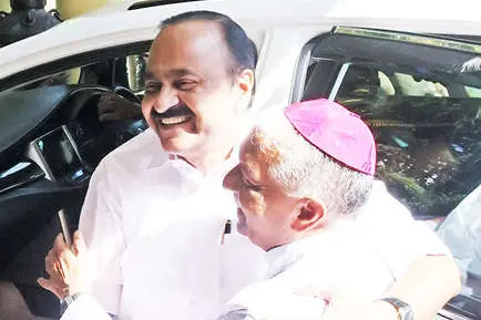 വാക്കുപാലിച്ച് മുഖ്യമന്ത്രി ബിഷപ്സ് ഹൗസിലെത്തി, സഹപാഠിയെ കാണാൻ