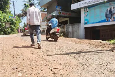 പൊട്ടിപ്പൊളിഞ്ഞ് ഗോകുൽ തെരു റോഡ്