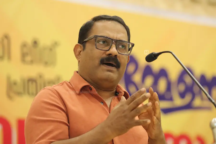 'മുസ്ലിം പെൺകുട്ടികളുടേത് മുന്നേറ്റമല്ല, അവർ നിരീശ്വരവാദികളെ പിന്തുടരുന്നു; ഗൈഡ് ചെയ്യാൻ സമുദായത്തിന് കഴിയുന്നില്ല'