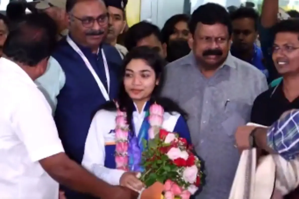 Vidarsa K Vinod being welcomed at Thiruvananthapuram airport | Photo: PTI Videograb
