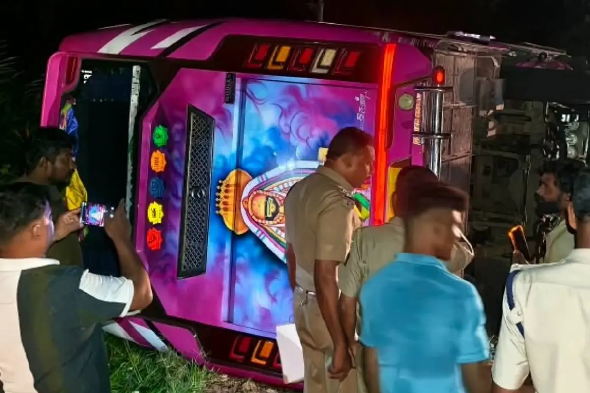 പൂപ്പാറ-ബോഡിമെട്ട് റൂട്ടിൽ തോണ്ടി മലയ്ക്ക് സമീപത്തെ വളവിൽ തമിഴ്നാട്ടിൽനിന്നെത്തിയ മിനി ബസ് മറിഞ്ഞ നിലയിൽ