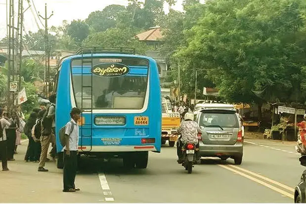 സ്കൂൾ കുട്ടികൾക്ക് തിരുമൂലപുരം കടമ്പ