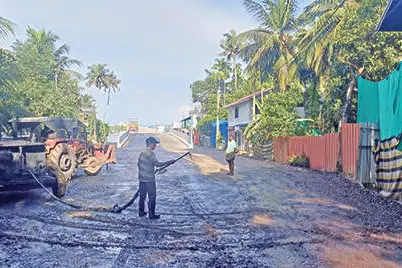 മാക്കേക്കടവ്-നേരേകടവ് പാലം; ടാറിങ് തുടങ്ങി