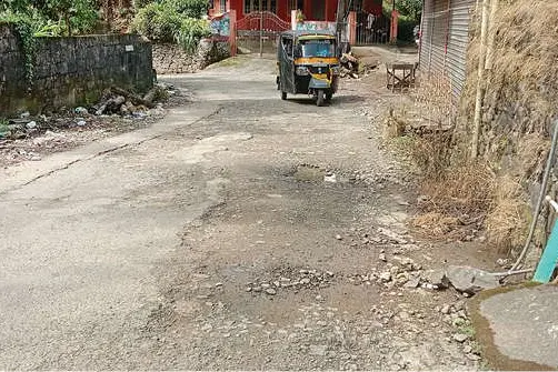 റോഡ് തകർന്നു, വല്ലാത്ത ദുരിതം
