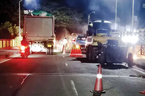 കുമ്പളം-പനങ്ങാട് പാലം: അപ്രോച്ച് റോഡ് ഇടിഞ്ഞ ഭാഗത്ത് ടാറിട്ടു