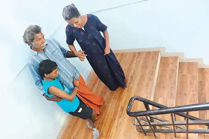 ഉയരം കൂടുംതോറും ഈ കുടുംബത്തിന്റെ ദുരിതവും കൂടും