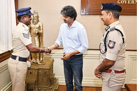പുകയിലക്കടത്തുസംഘത്തെ പിടിച്ച വേൽമുരുകനെ അഭിനന്ദിച്ച് വിജയ്