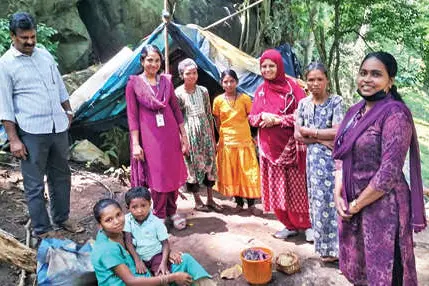 ഗുഹാവാസിയായ ഗർഭിണിയെ ചികിത്സയ്‌ക്കായി ആരോഗ്യപ്രവർത്തകർ മലയിറക്കി
