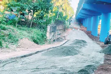 ആറുവരിപ്പാത ചുങ്കം അടിപ്പാതയിൽ സർവീസ് റോഡ് നിർമാണം തുടങ്ങി