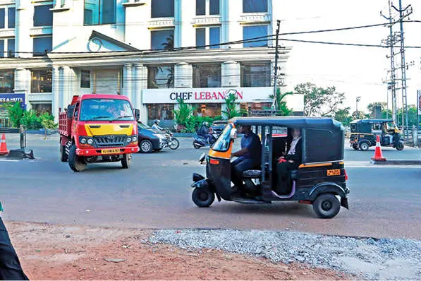 യു ടേണുകൾ അടച്ചതിൽ പ്രതിഷേധം; രണ്ടിടത്ത് തുറന്നു