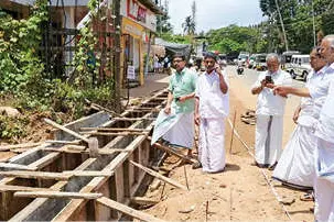 സ്വകാര്യവ്യക്തിയെ സംരക്ഷിക്കാൻ റോഡിന്റെ വീതി കുറയ്ക്കുന്നതായി ആരോപണം