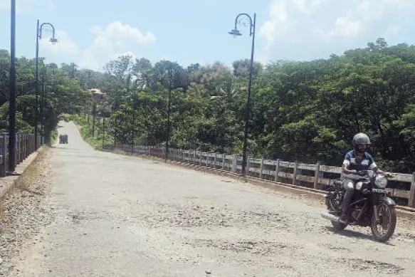 ടാറിങ് തകർന്നു; മുനമ്പുകടവ് പാലത്തിൽ ദുരിതയാത്ര