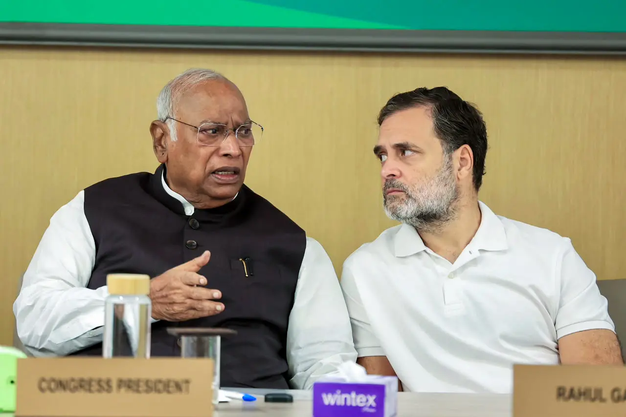 ഇന്ദിരാഭവനിൽ നടന്ന കോൺഗ്രസ് പ്രവർത്തക സമിതി യോഗത്തിൽ മല്ലികാർജുൻ രാഹുൽ ഗാന്ധിയും | PHOTO: REUTERS