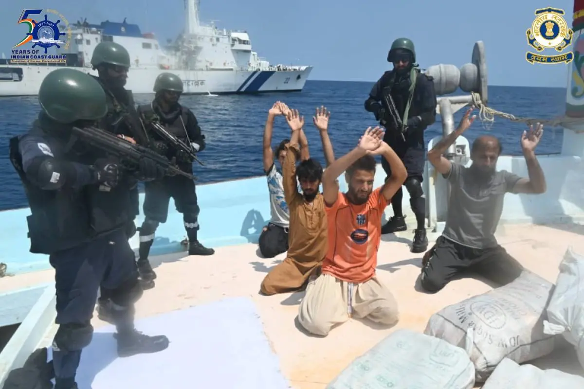 കോസ്റ്റ് ഗാര്ഡും ഗുജറാത്ത് ഭീകരവിരുദ്ധ സ്ക്വാഡും സംയുക്തമായി നടത്തിയ ഓപ്പറേഷനില് വന് ലഹരികടത്ത് സംഘത്തെ പിടികൂടിയപ്പോള്, കോസ്റ്റ് ഗാര്ഡ് പുറത്തുവിട്ട ചിത്രം | X, ANI