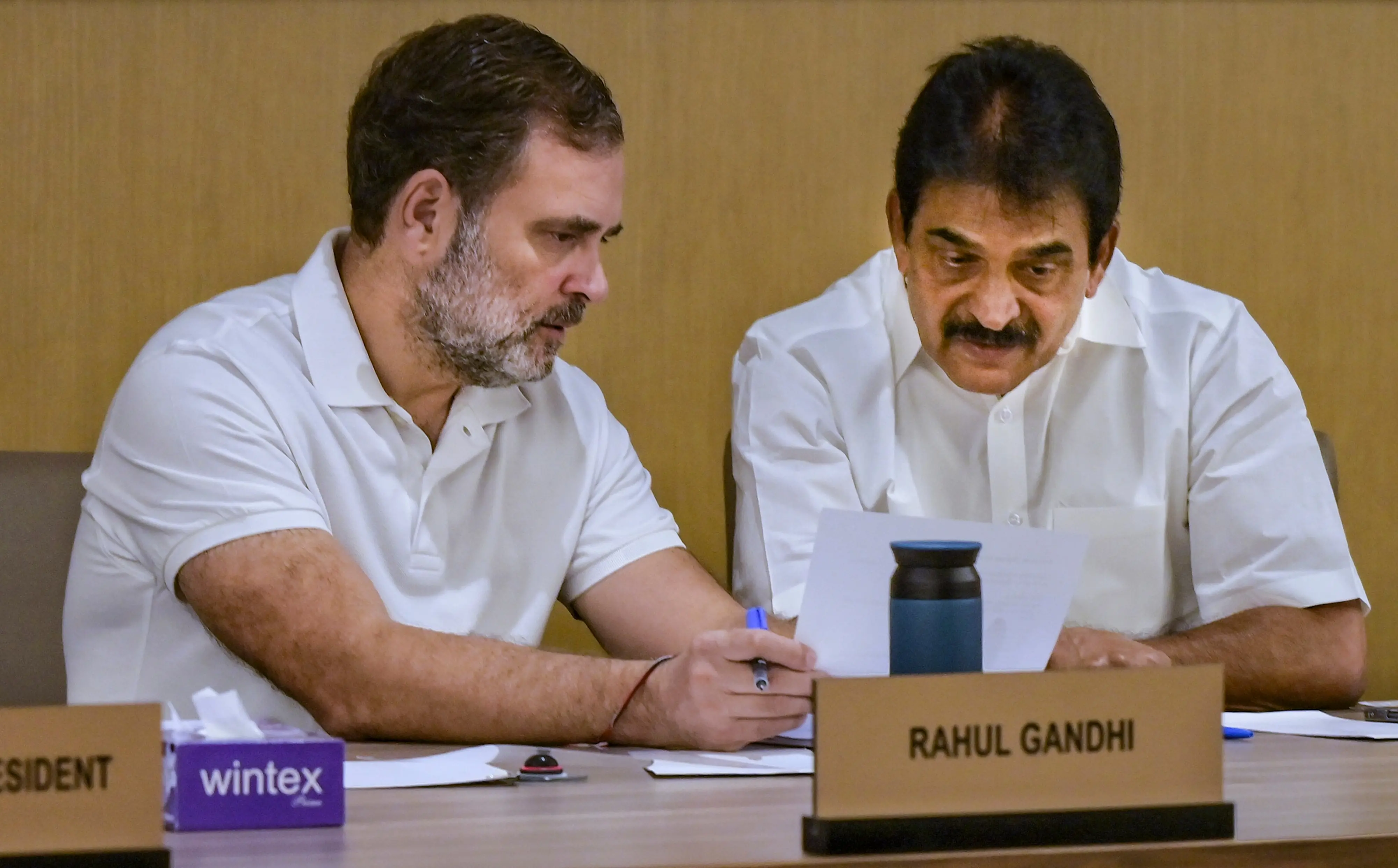 കോൺഗ്രസ് വർക്കിംഗ് കമ്മിറ്റി (CWC) യോഗത്തിനിടെ, ലോക്സഭ പ്രതിപക്ഷ നേതാവ് രാഹുൽ ഗാന്ധി എഐസിസി ജനറൽ സെക്രട്ടറിയും എംപിയുമായ കെ.സി. വേണുഗോപാലുമായി സംസാരിക്കുന്നു (PTI Photo)