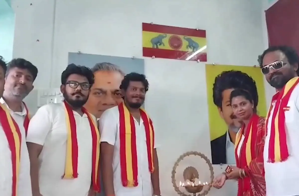ബംഗാളിലെ പൂർവ്വ ബർധമാനിൽ പ്രവർത്തകർ പാർട്ടി ഓഫീസ് ഉദ്ഘാടനം ചെയ്തപ്പോള് | X/ians