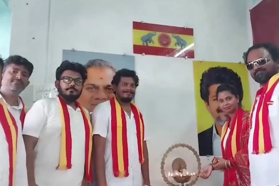 ‘അത് ഞങ്ങളല്ല’,ബംഗാളിൽ ടിവികെയ്ക്ക് ശാഖയില്ല; തമിഴ്നാടിന് പുറത്തേക്ക് വിപുലീകരണ പദ്ധതിയില്ലെന്ന് പാർട്ടി നേതൃത്വം