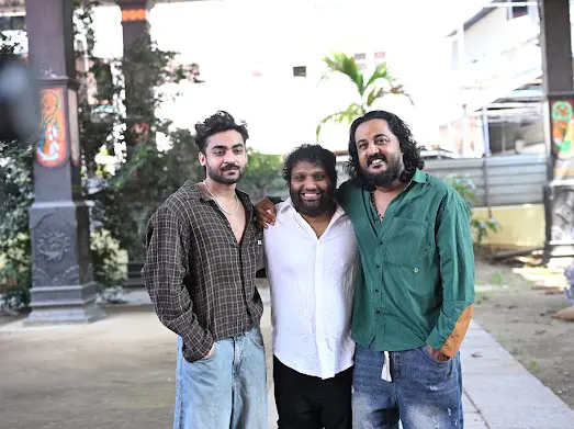 സാജിദ് യഹിയ, പുതുമുഖം സിദ്ധാർത്ഥ് സത്യ എന്നിവർക്കൊപ്പം സംവിധായകൻ വിപിൻ ആറ്റ്ലി | ഫോട്ടോ: അറേഞ്ച്ഡ്