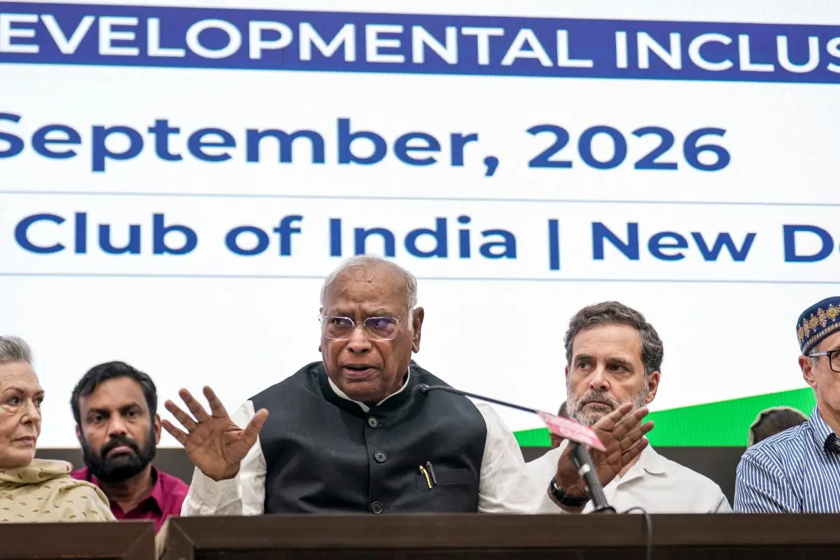 Congress President Mallikarjun Kharge addresses an INDIA bloc coordination meeting regarding Chief Election Commissioner Gyanesh Kumar and the Special Intensive Revision (SIR) exercise, alongside Leader of Opposition in Lok Sabha Rahul Gandhi, J&K CM Omar Abdullah, right, and Congress Parliamentary Party Chairperson Sonia Gandhi, left, in New Delhi. | Photo: PTI