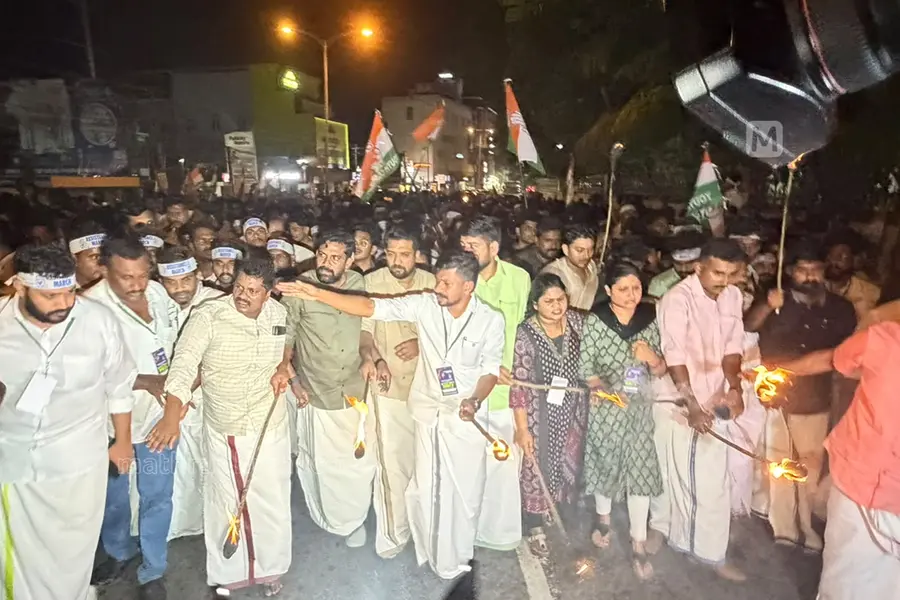 തലസ്ഥാനം സംഘർഷഭരിതം: മാർച്ചിനിടെ കല്ലും പന്തവും എറിഞ്ഞ് യൂത്ത് കോൺഗ്രസ്-SFI പ്രവർത്തകർ; ലാത്തിച്ചാർജ്
