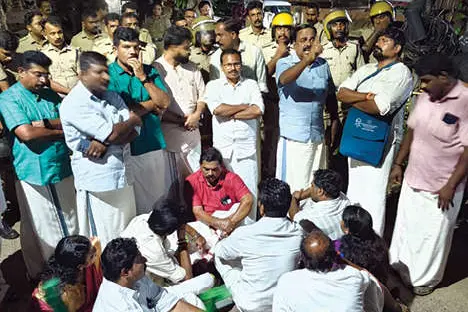 നെയ്യാറ്റിൻകരയിൽ ബി.ജെ.പി.യുടെ റോഡ് ഉപരോധവും പോലീസ് സ്റ്റേഷൻ മാർച്ചും