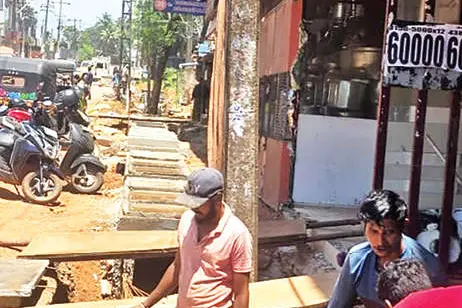 കെ.എസ്.ഇ.ബി., വാട്ടർ അതോറിറ്റി, പൊതുമരാമത്ത് വകുപ്പുകൾക്ക് മെല്ലെപ്പോക്ക്