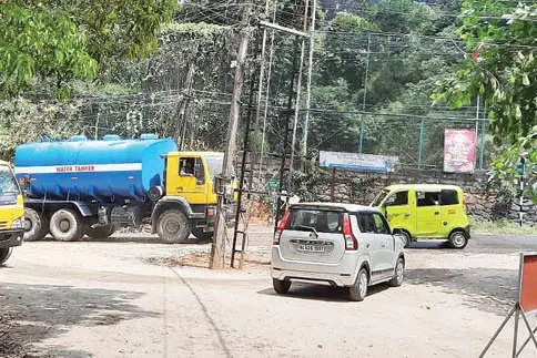 ഭീഷണിയായി റോഡ് മധ്യത്തിലൊരു വൈദ്യുതത്തൂൺ