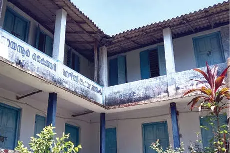 ഇടിഞ്ഞുവീഴാറായ നിലയിൽ നെയ്ത്തുസംഘം കെട്ടിടം