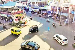 ചെറുതുരുത്തി ചുങ്കം സെന്റർ; വേണം ഫൈബർ ഡിവൈഡർ