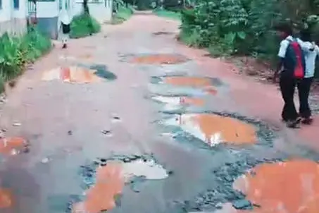 ഇയ്യാട്-കപ്പുറം-വട്ടോളിബസാർ റോഡിലെ ദുരിതയാത്രയ്ക്ക് എന്ന് അറുതിവരും