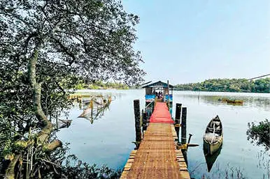 കടൽകണ്ട് ബോട്ടിൽ കറങ്ങി മലകയറാം, ഒളോപ്പാറയിലേക്ക് പോകാം