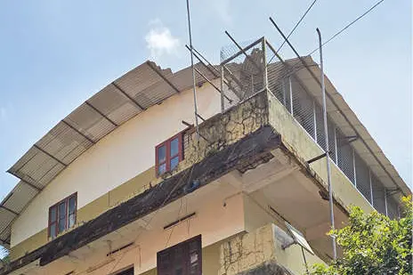 അപകടക്കെണിയൊരുക്കി മുള്ളൻകൊല്ലി പഞ്ചായത്ത് ഓഫീസ് കെട്ടിടം