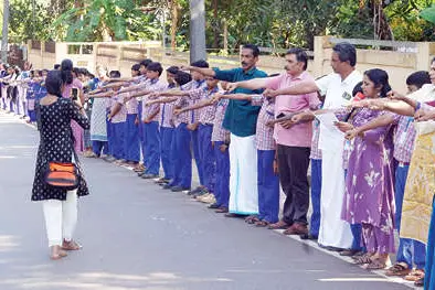 കുട്ടിച്ചങ്ങല തീർത്തു