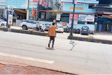 തളിപ്പറമ്പിലെ സീബ്ര വരകൾ മാഞ്ഞു; റോഡ് മുറിച്ചു കടക്കൽ സാഹസം