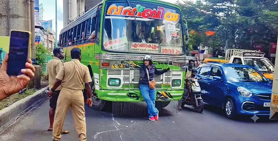 അപകടമുണ്ടാക്കിയ സ്വകാര്യ ബസ് യുവതി തടയുന്നു