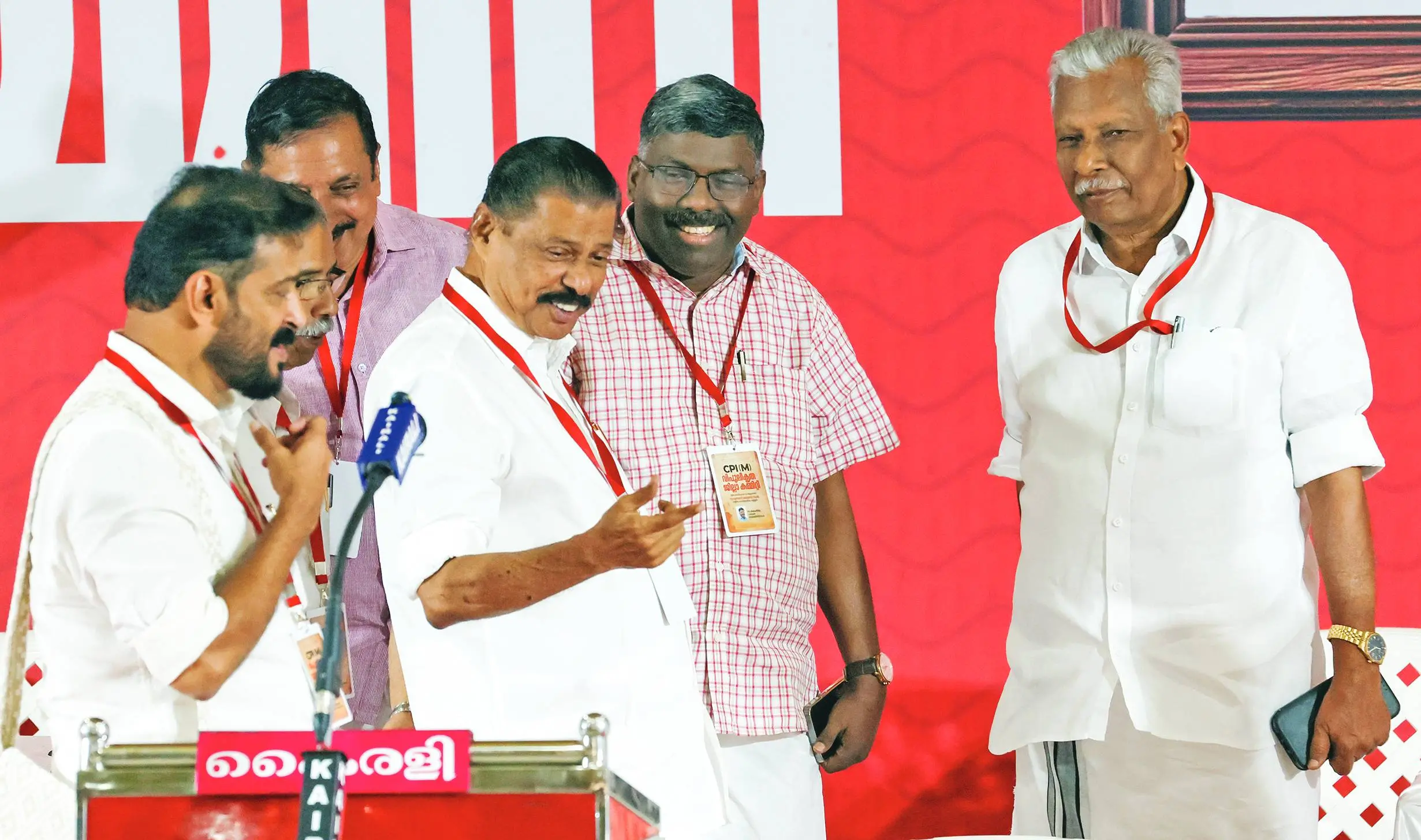 വിപുലീകൃത ജില്ലാ കമ്മിറ്റി യോഗത്തിനെത്തിയ സേവ്യർ ചിറ്റിലപ്പിള്ളി എം.എൽ.എ., പി.കെ. ഷാജൻ, എം. ബാലാജി, സി.പി.എം. സംസ്ഥാന സെക്രട്ടറി എം.വി. ഗോവിന്ദൻ, മുൻ എം.പി. പി.കെ. ബിജു, എ.സി. മൊയ്തീൻ എം.എൽ.എ. എന്നിവർ