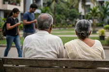 ചെവിയിൽ ഹെഡ്ഫോണുമായി ചെറുപ്പക്കാർ മറ്റേതോ ലോകത്ത്; ബഹുമാനിക്കപ്പെടാത്ത വാർധക്യം കേരളത്തിന്റെ ദുരവസ്ഥ