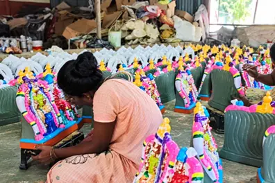 Villupuram artisans struggle with clay shortage amid surge in Navaratri Golu doll orders