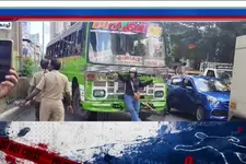 കൊച്ചിയിൽ സ്വകാര്യ ബസിന്റെ മരണപ്പാച്ചിൽ; ചോദ്യം ചെയ്ത യുവതിക്കെതിരെയും ഡ്രൈവർക്കെതിരെയും കേസ്