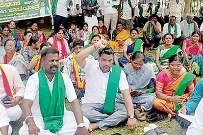 വരൾച്ചയ്ക്കിടെ ദസറ ആഘോഷം; പ്രതിഷേധവുമായി കർഷകർ