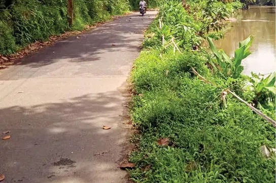 പള്ളിക്കവലയിൽ റോഡിന്റെ അരിക് ഇടിഞ്ഞിട്ട് ആരും തിരിഞ്ഞുനോക്കുന്നില്ല