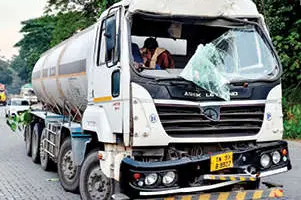 ആസിഡ് ടാങ്കർ നടുറോഡിൽ നിന്നുജില്ലാ ആസ്ഥാനത്ത് ഗതാഗതം സ്തംഭിച്ചു!